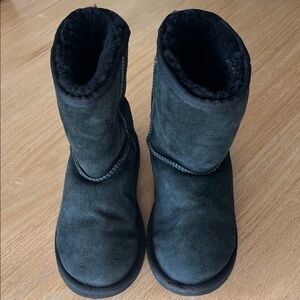 UGG Kids Boots Classic style in Black size 4